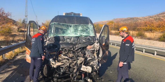 Minibüs ile kamyon çarpıştı: 1 yaralı