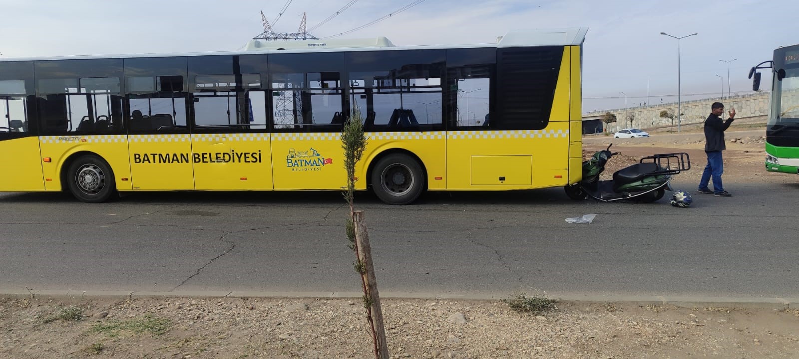 Motosiklet, halk otobüsüne çarptı: 1 yaralı