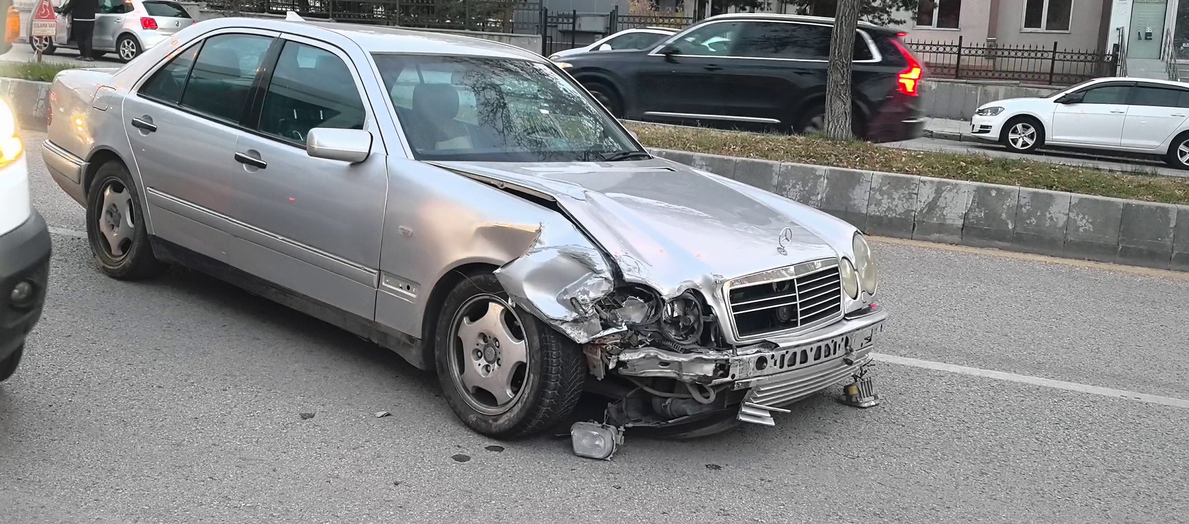 Erzurum'da iki otomobil çarpıştı: 3 yaralı