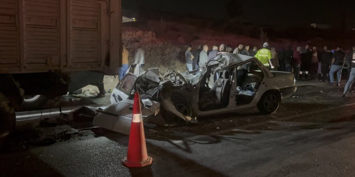 Otomobil kamyona arkadan çarptı: 3 ölü