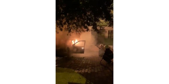 Park halindeki otomobil alev aldı