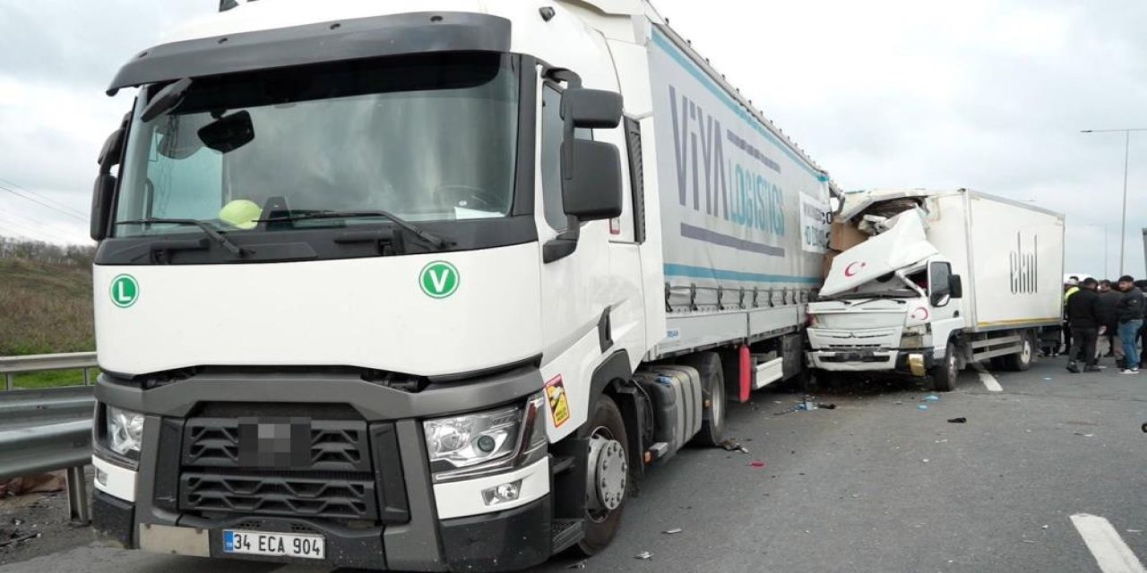 Geri geri gelen tıra kamyonet çarptı: 1 ölü, 1 yaralı