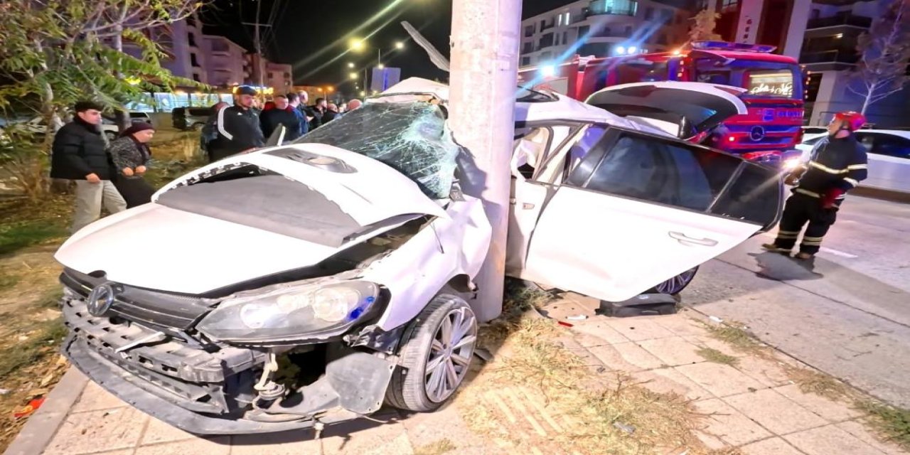 Otomobil direğe saplandı: 2 yaralı