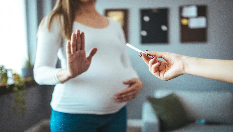 Kadın doğum uzmanı uyardı: Sigara içmek doğurganlığı yarı yarıya düşürüyor