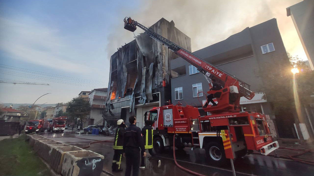 Parfüm deposunda yangın: 6 kişi hayatını kaybetti