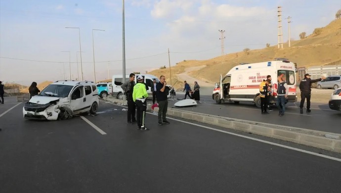 Şırnak’ta servis kazası: 13’ü çocuk 19 yaralı