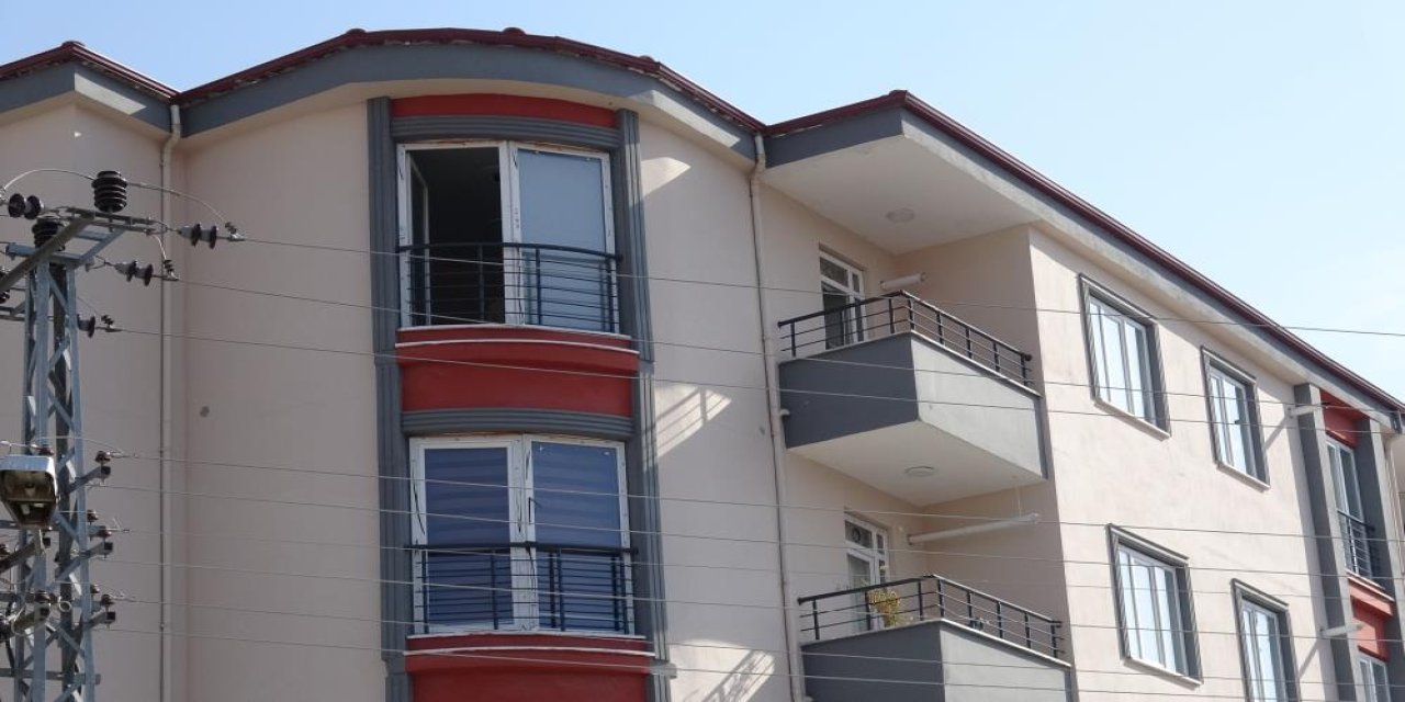 Misafirliğe geldiği evin balkonundan düşüp hayatını kaybetti