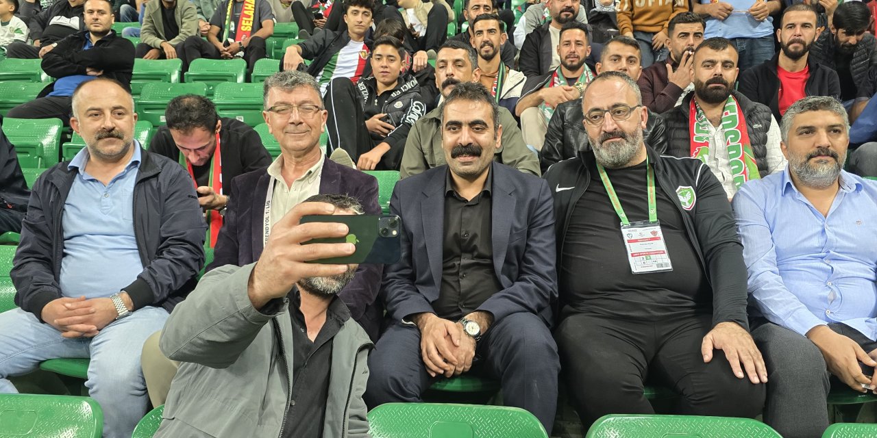 Eş Başkan Hatun, Amedspor tribünlerinde