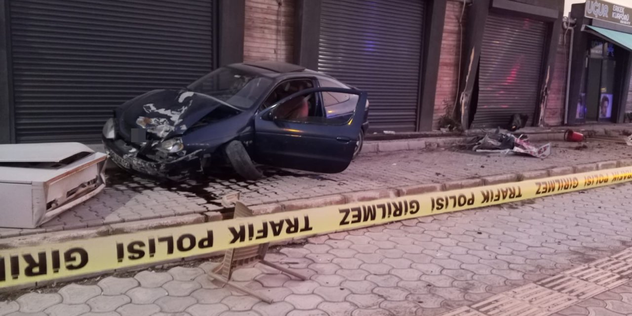 Otomobil kaldırımdaki çocuğa çarptı