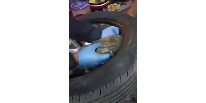 Kamyonetin lastiğinde esrar çıktı