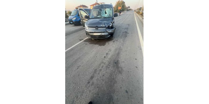 Hafif ticari araç ile motosiklet çarpıştı: 1 yaralı