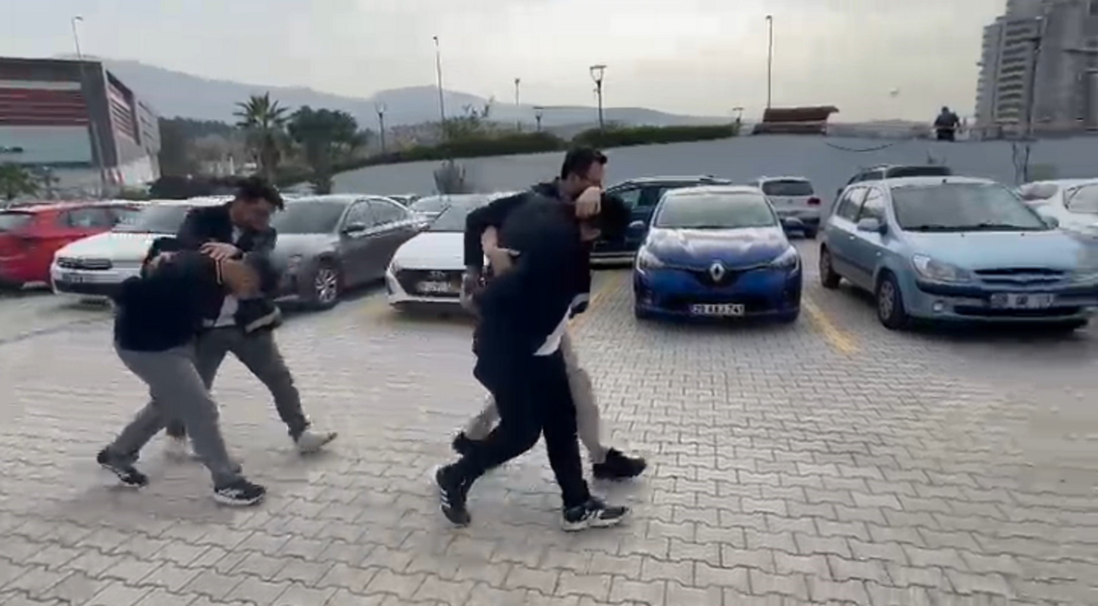 Aranan 2 şahıs yakalandı