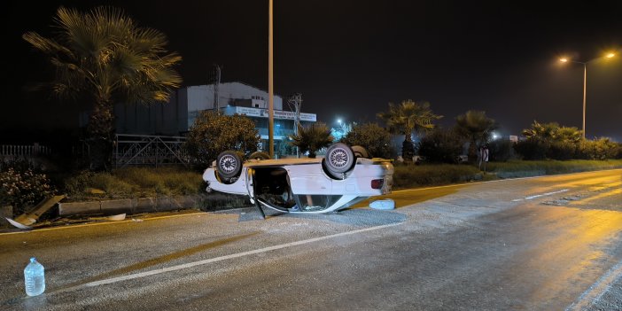 Kontrolden çıkan otomobil refüje çarpıp ters döndü