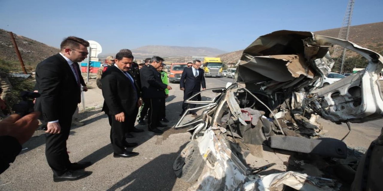 Kamyon, ışıkta bekleyen 8 araca çarptı: 4 yaralı