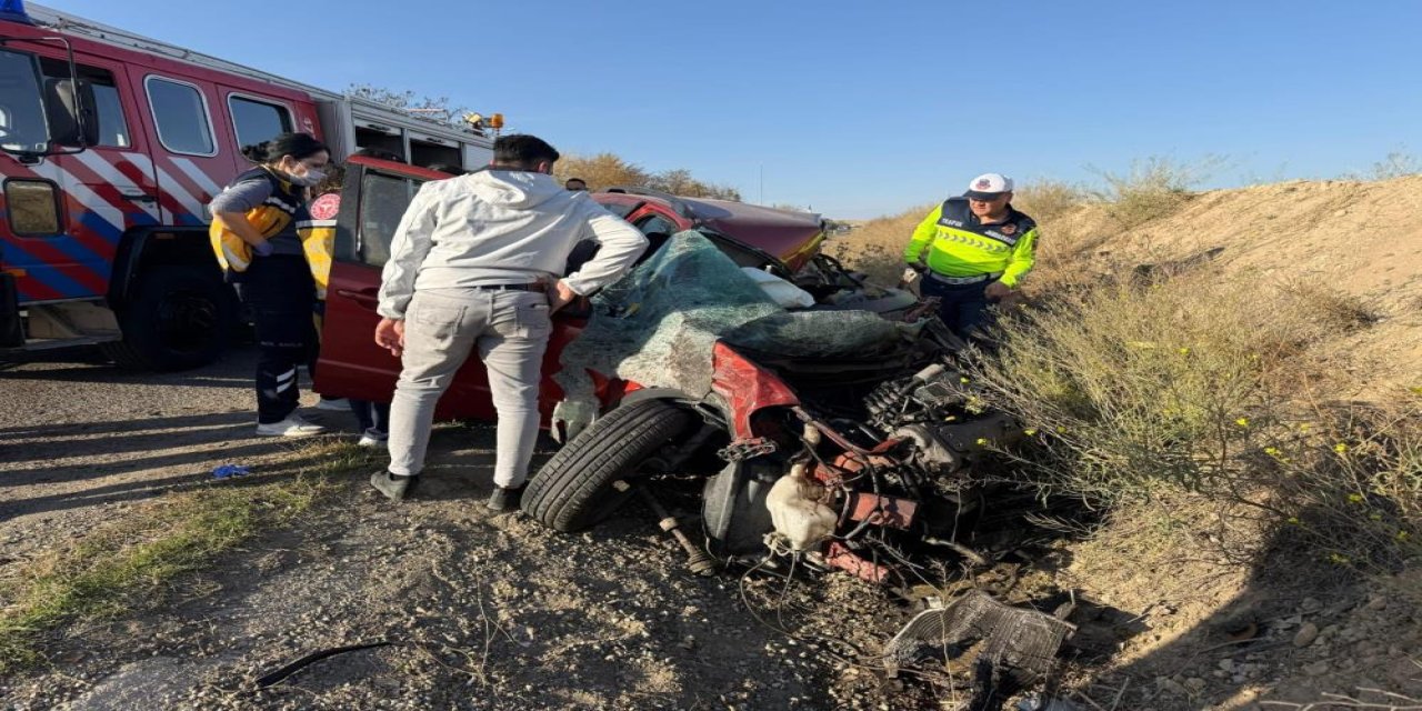 Yük kamyonuyla otomobil çarpıştı: 1 ölü, 1 yaralı