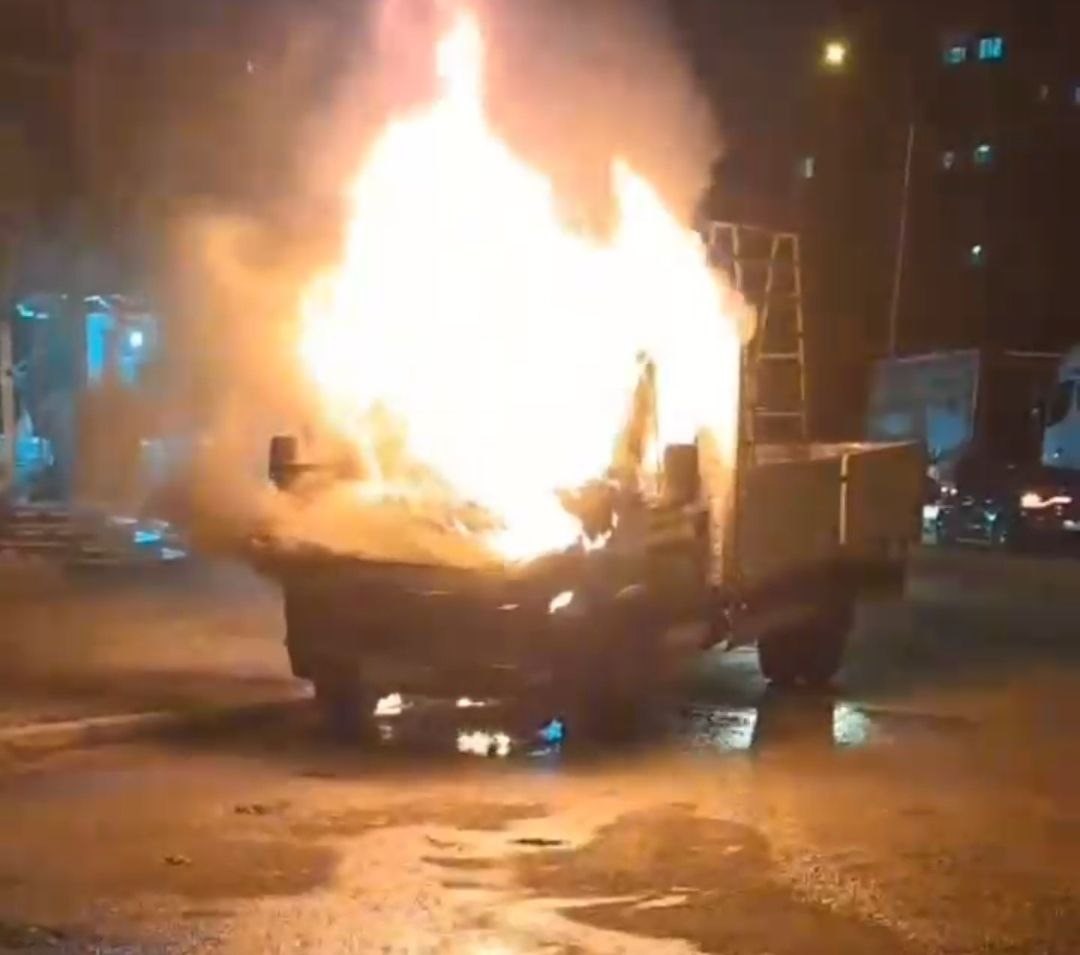 Park halindeki kamyonet alev aldı