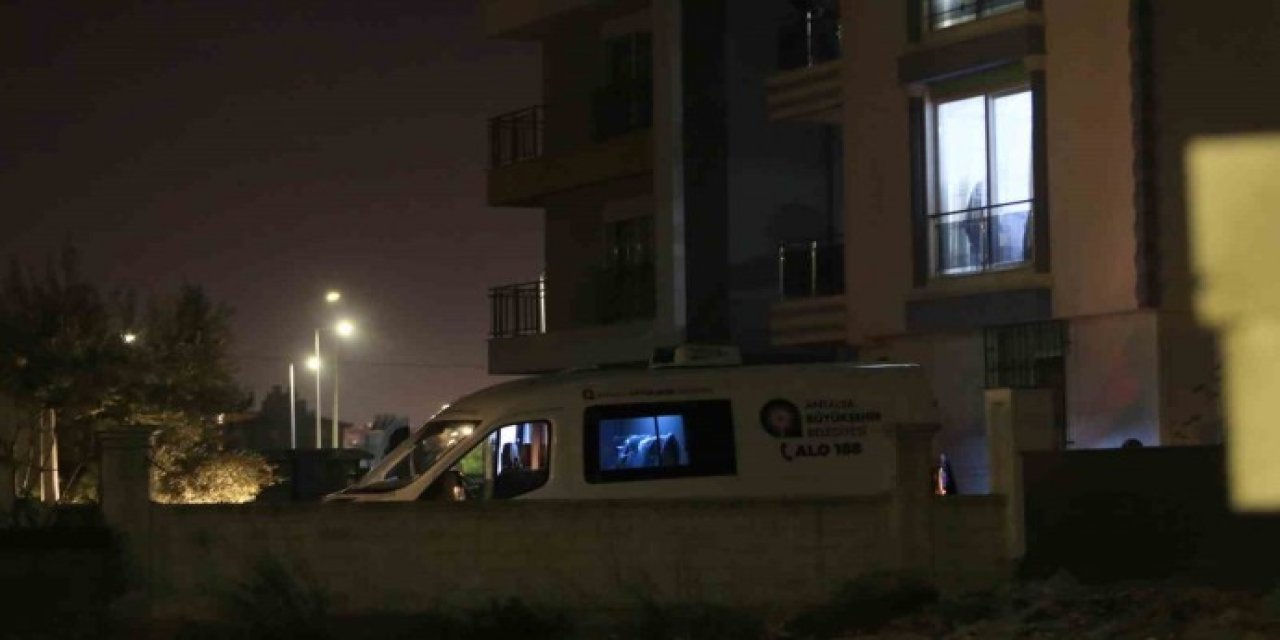 Antalya’da bir polis evli olduğu kadını ve çocuklarını öldürdü