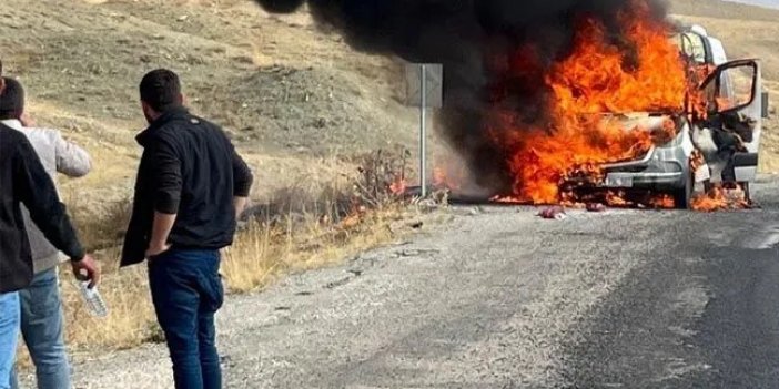 Van’da yolcu minibüsü alev alev yandı