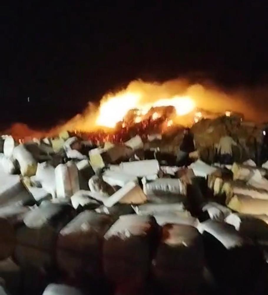 Diyarbakır'da preslenmiş 102 ton saman yandı