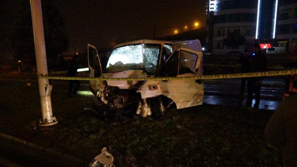 Aydınlatma direğine çarpan minibüs sürücüsü hayatını kaybetti