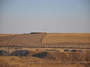 IŞİD sınıra bayrak dikti