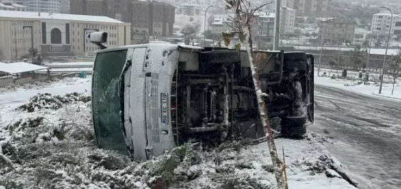 İşçi servisi devrildi: 14 yaralı