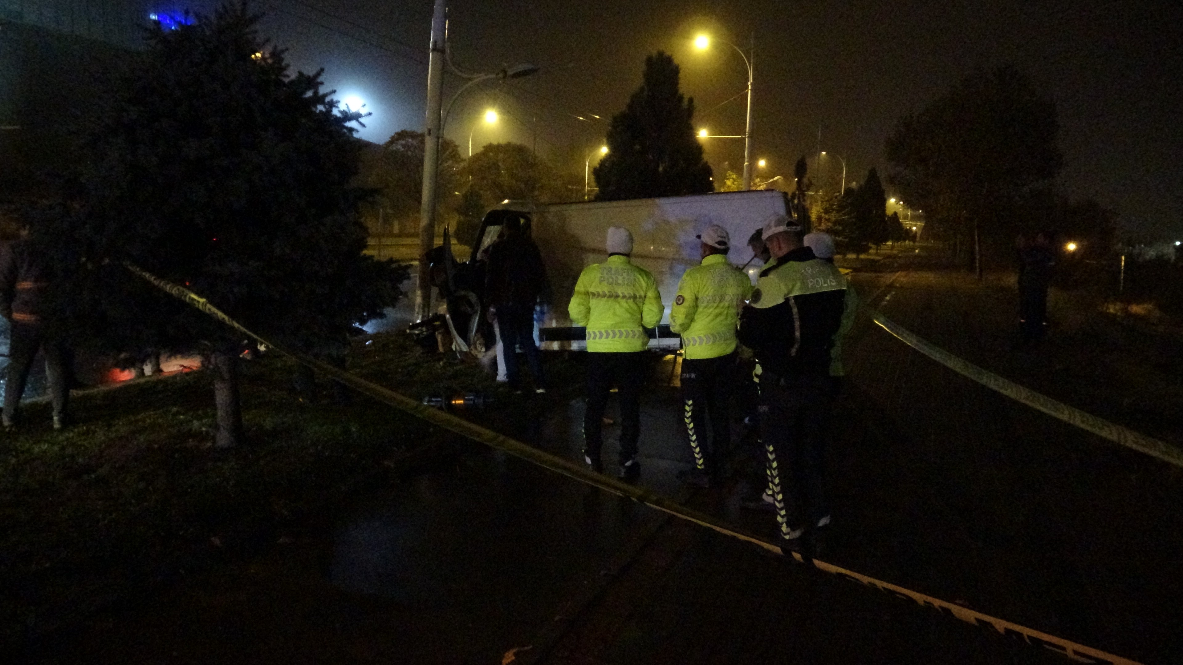 Minibüs aydınlatma direğine çarptı: 1 ölü