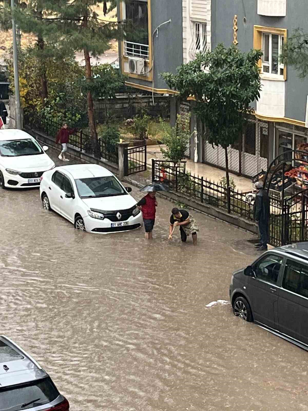 Batman’da yağış cadde ve sokakları göle çevirdi