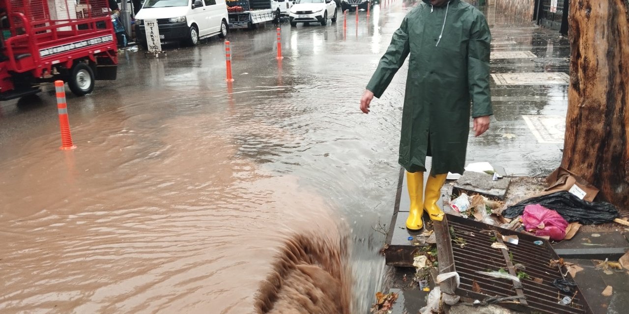 Diyarbakır'da sağanlak yağış yolları göle çevirdi