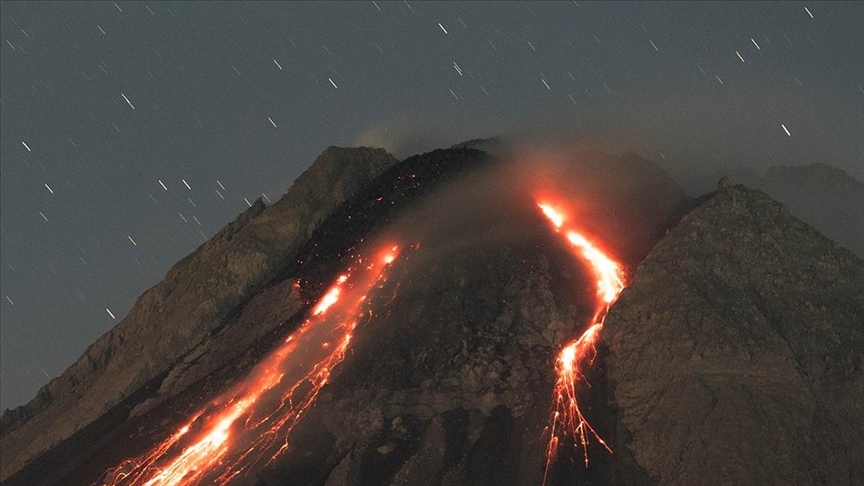 Japonya'da Sakurajima Yanardağı'nda patlama