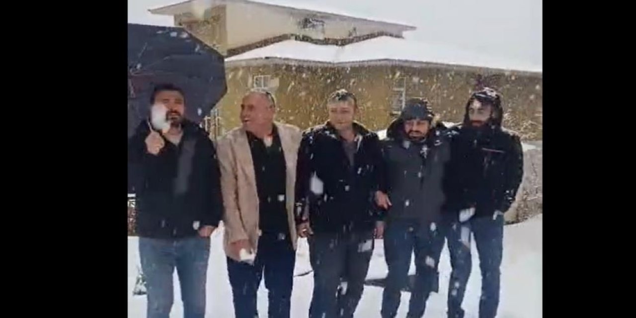 Kar yağışını halayla kutladılar