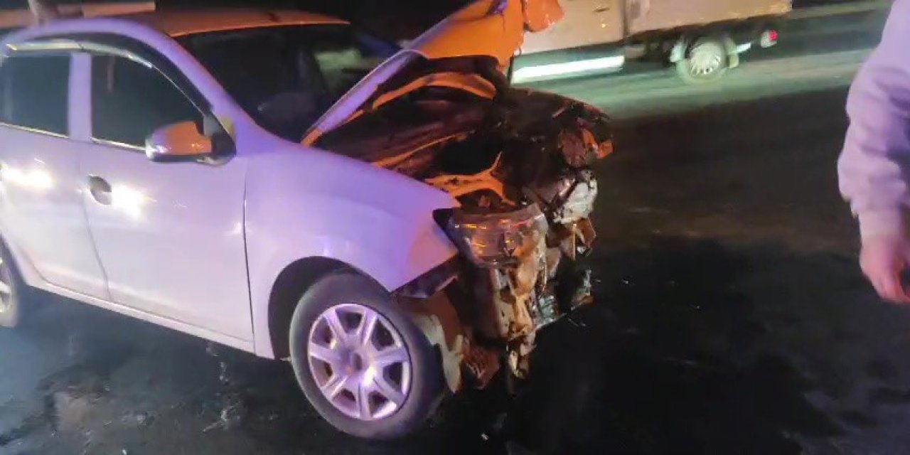 İki otomobil çarpıştı: 3 yaralı