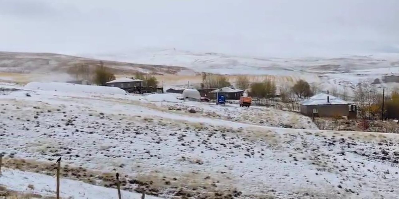 Bitlis'te köyler beyaza büründü