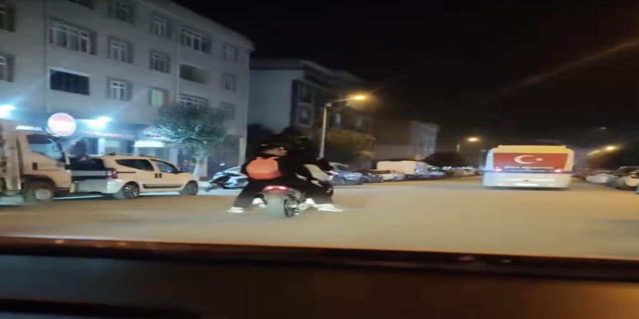 Trafikte yürekleri ağza getiren görüntü: 5 genç tek motor üstünde