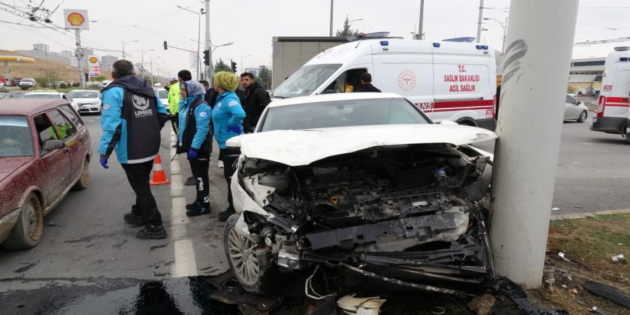 İki otomobil çarpıştı: 2 yaralı