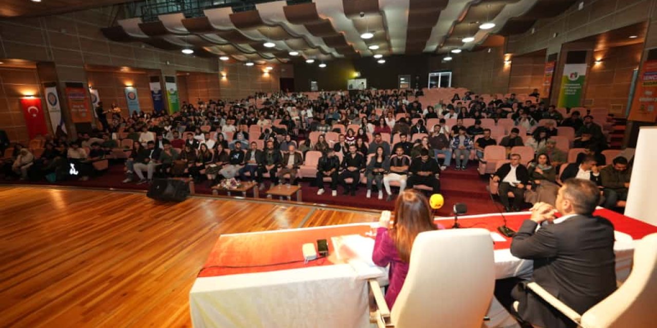 Diyarbakır'ın Eş Başkanları üniversiteli gençlerle buluştu