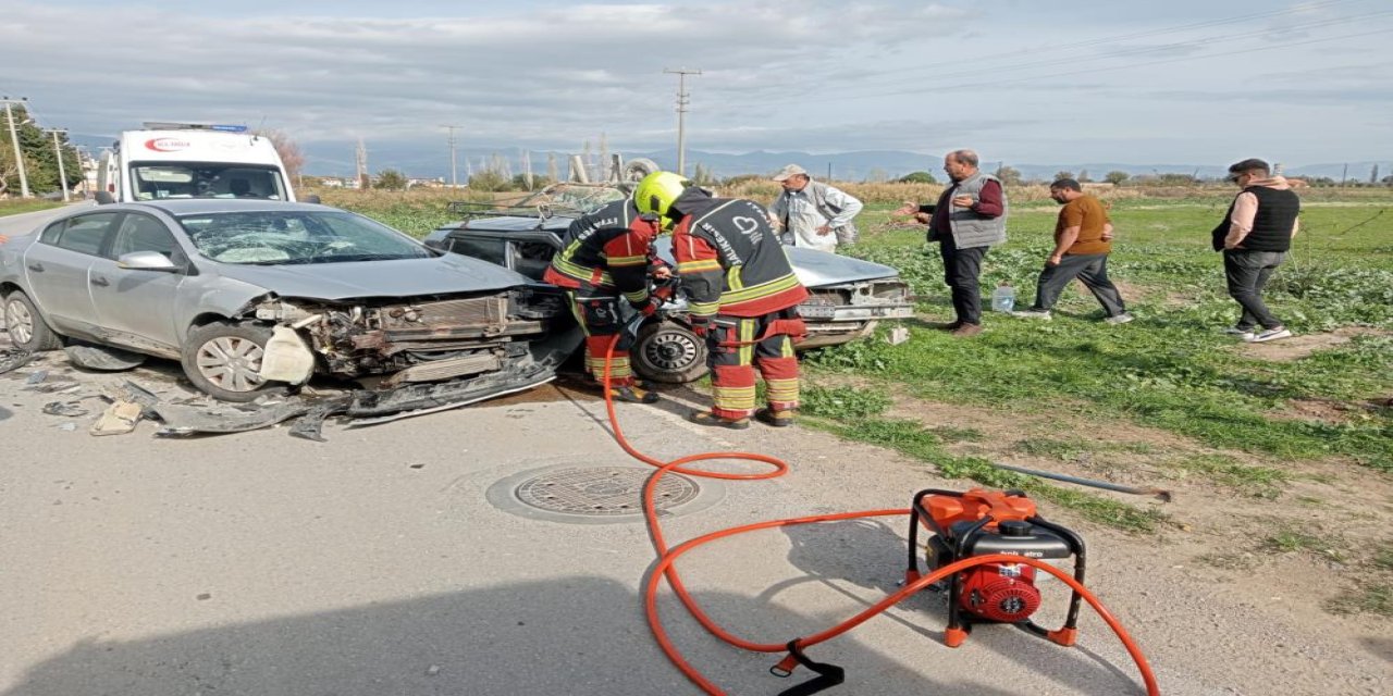 İki otomobil kafa kafaya çarpıştı: 3 yaralı