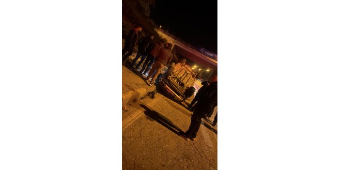 Kaldırıma çarpan araç devrildi: 4 yaralı