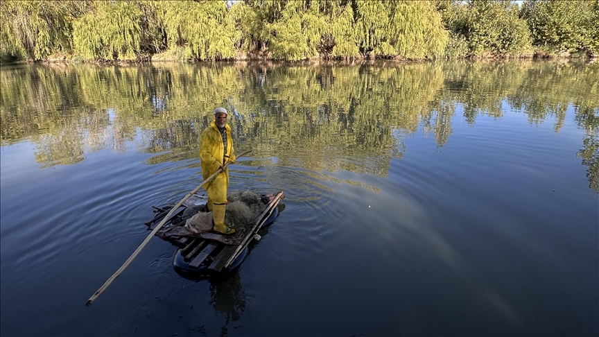 Diyarbakır’da 55 yıldır "kelek" üzerinde balık avlıyor
