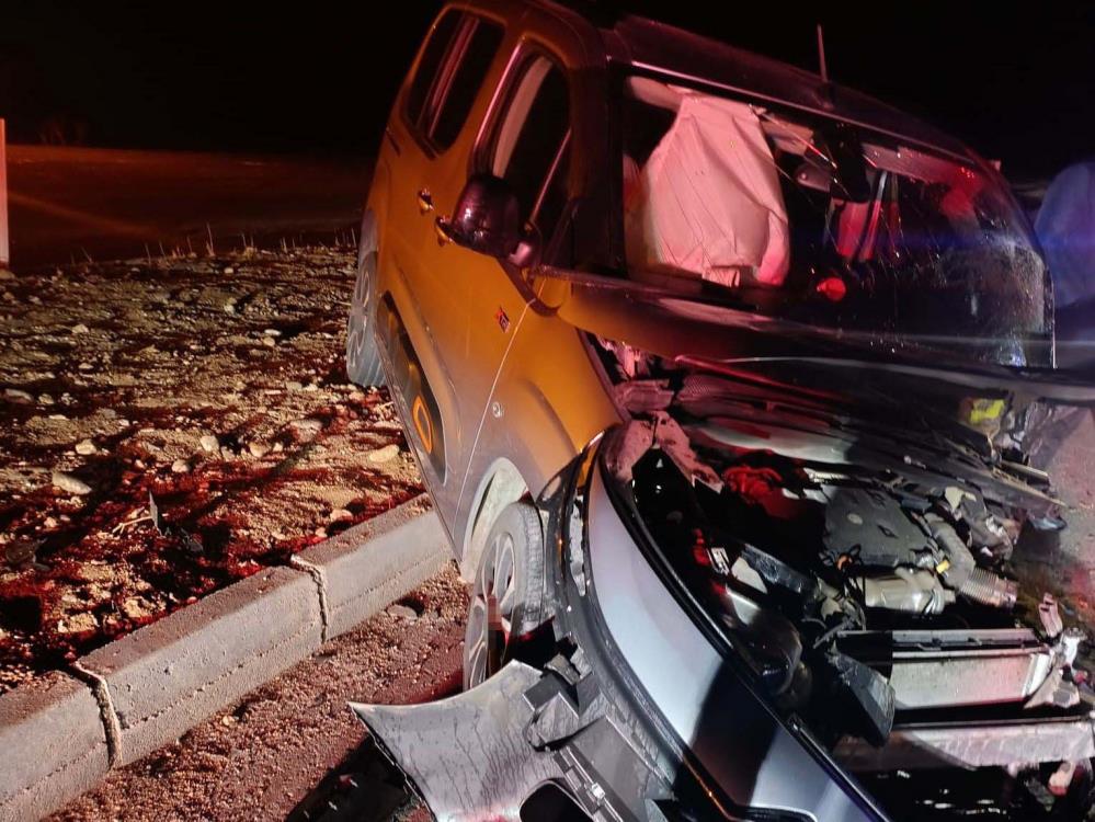 Otomobil ile hafif ticari araç çarpıştı: 2 yaralı