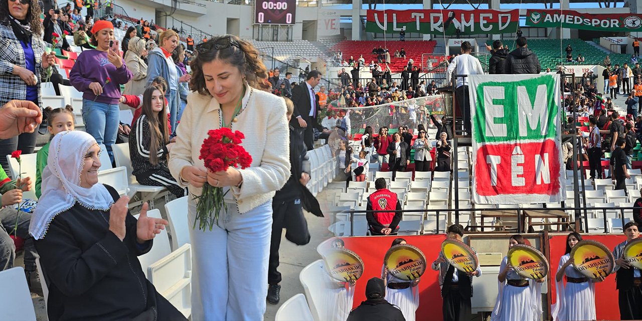 Amedspor kadın takımı ilk kez Diyarbakır Stadyumu’nda taraftarıyla buluştu