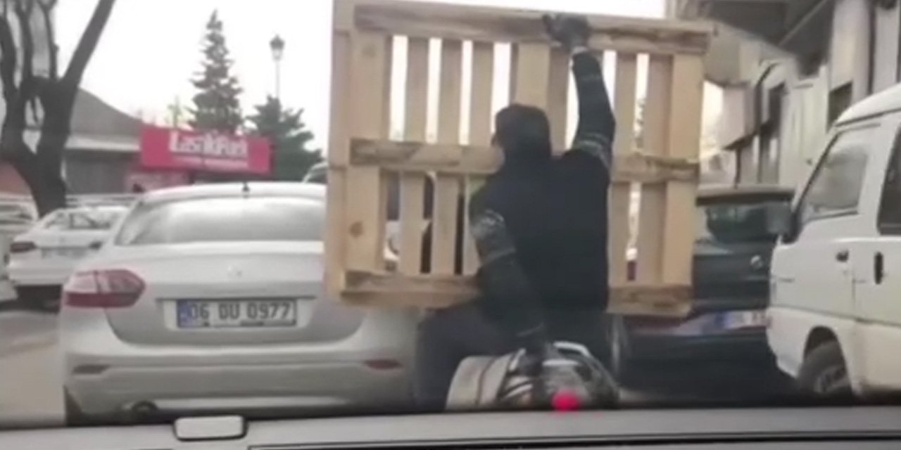 Trafikte tehlikeli yolculuk: Motosiklet üzerinde palet taşıdı
