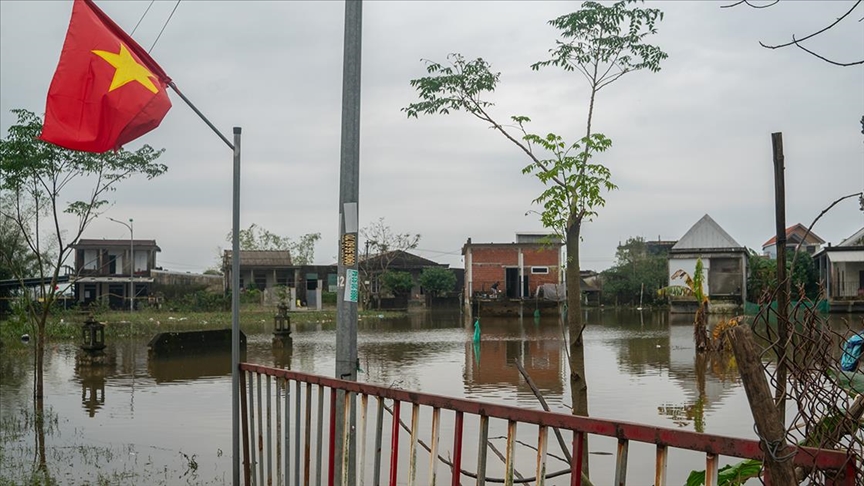 Vietnam'da sel 90 can aldı