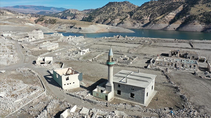 Baraj sularının çekilmesiyle köy gün yüzüne çıktı