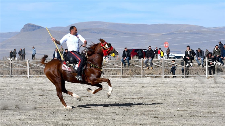 Cirit ve at yarışlarında sporcular kıyasıya mücadele etti