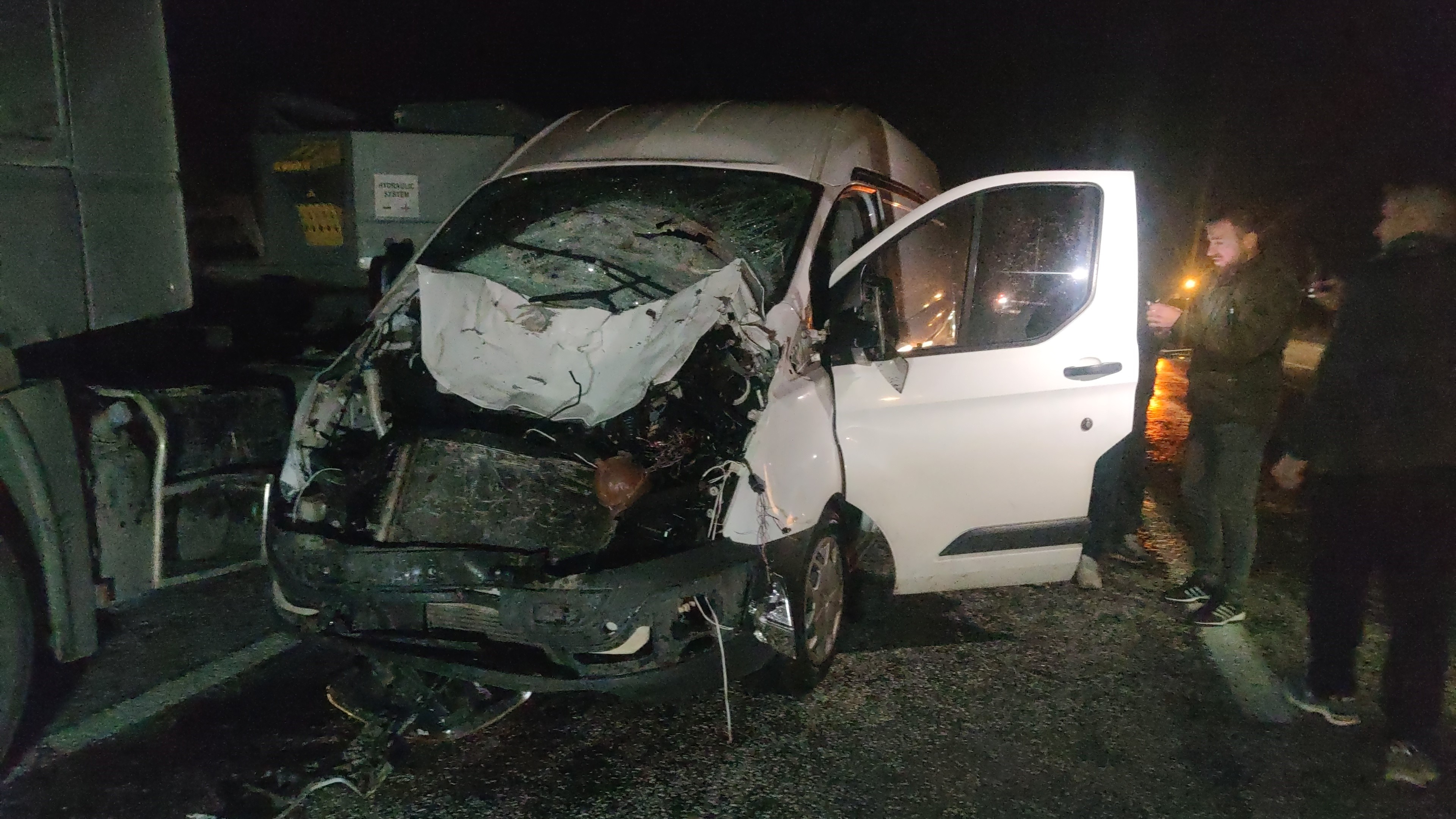 Minibüs ve otomobil ineğe çarptı: 2 yaralı