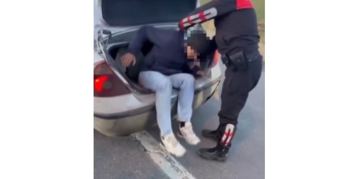 Otomobilin bagajında 2 kaçak göçmen yakalandı