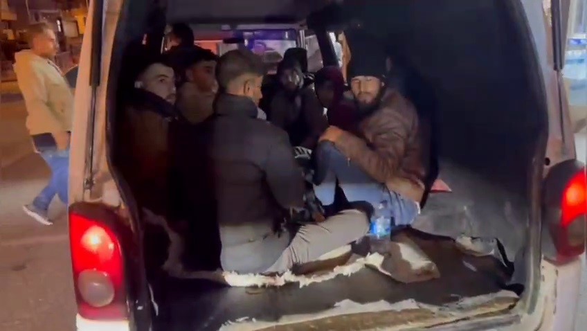 Hatay’da minibüste 9 göçmen yakalandı