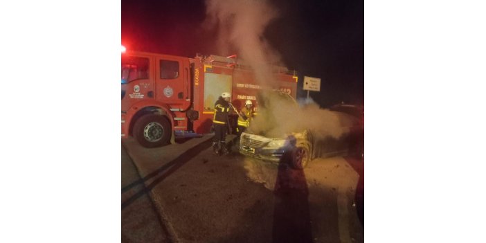 Seyir halindeki otomobil alev aldı