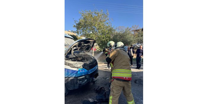 Seyir halindeki minibüsün motoru yandı